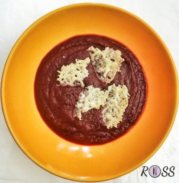 Crema alla rapa rossa, con cialda di parmigiano croccante