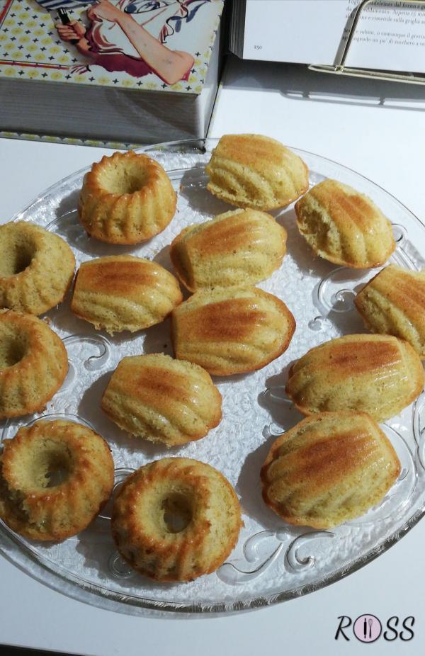 Appena le Madeleines saranno cotte, Sfornatele e lasciatele raffreddare per circa 15 minuti.
