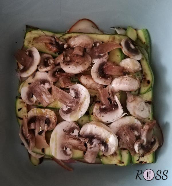 Adesso, in una pirofila da forno iniziate a creare gli strati. Iniziate con con le zucchine, poi funghi, condite con un filo d'olio, sale, pepe, adesso prosciutto, provola ed iniziate con le zucchine, fino a completare gli ingredienti 