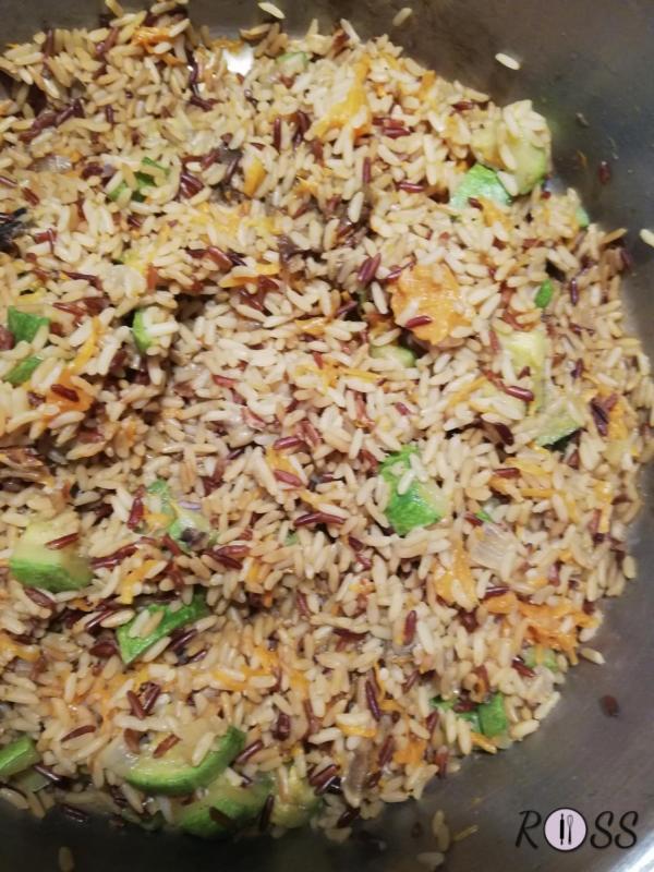 Quando la cipolla sarà ben dorata, unite il riso, abbrustolitelo per pochi minuti e aggiungete, pian piano il brodo con le verdure a pezzi, fino a completa cottura. 
