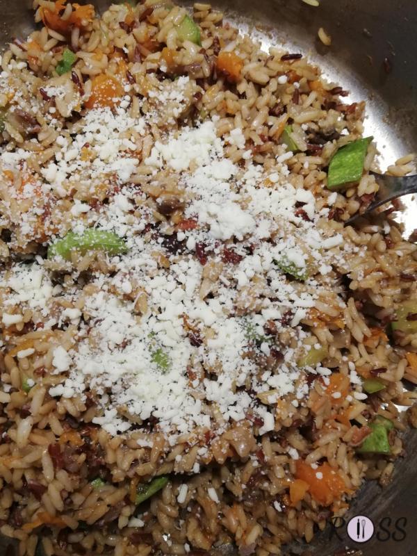 Quando il riso sarà pronto, aggiungete le spezie e il parmigiano. Amalgamate il tutto. Aggiustate di pepe nero e sale. 
