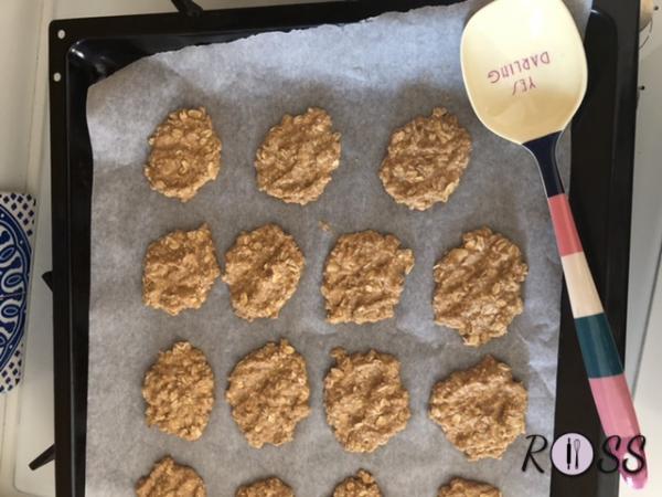 Adesso accendere il forno a 180 gradi, modalità ventilata.
Mentre aspettate che arrivi a temperatura, rivestite una teglia con della carta forno e aggiungete, con un cucchiaio, l’impatto creando 15 biscotti.