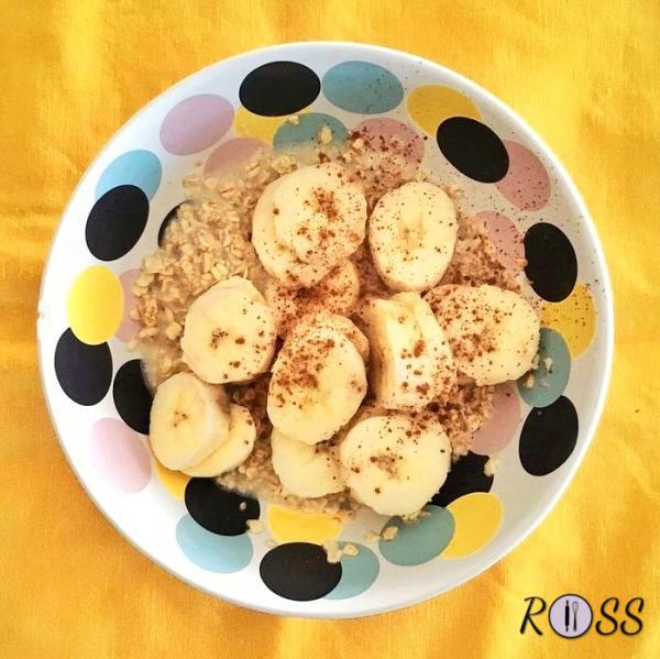 Unite il cucchiaino di sciroppo d'acero o miele liquido al porridge , precedentemente travasato in una ciotola.
Tagliate la banana a rondelle e ponetela sopra il porridge, insieme al cucchiaino di cannella.