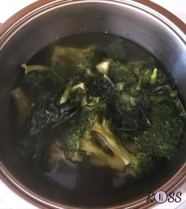 Per prima cosa prendete una pentola e riempitela di acqua. Ponetela sui fornelli e portatela ad ebollizione.
Nel frattempo pulite e tagliate le teste dei broccoletti. Poneteli in acqua e lasciate che arrivino a cottura(20 minuti circa). 