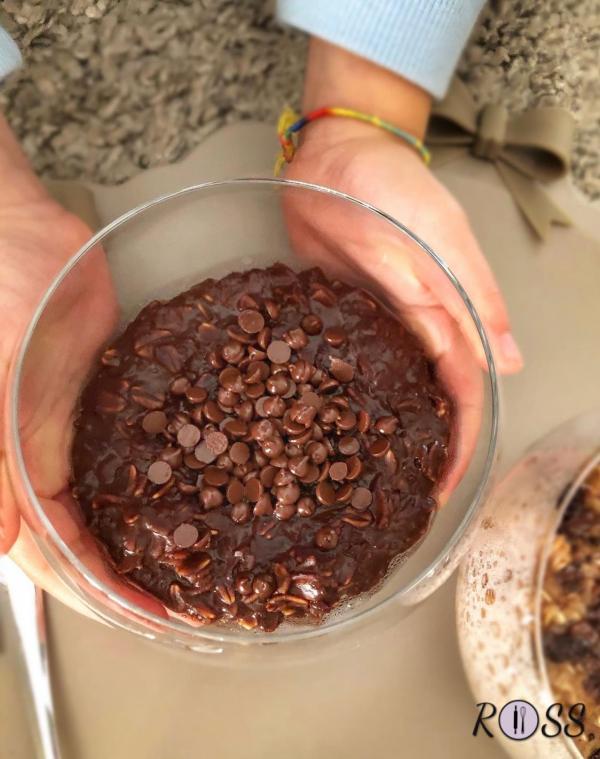 Alla tua base unisci il caca. Mescola per bene. Adesso aggiungi lo sciroppo d’acero e le scaglie di cioccolato 