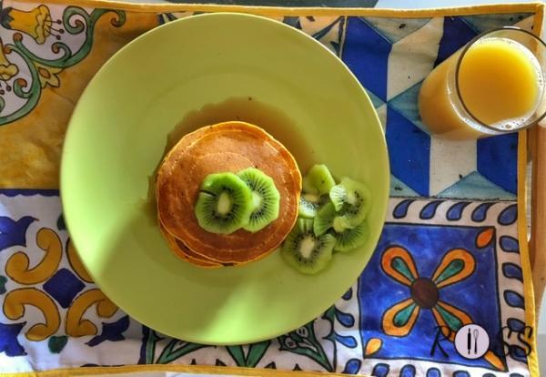 Quando i vostri pancakes saranno pronti, aggiungete della frutta fresca affettata e dello sciroppo d’acero o miele liquido.
Buona colazione 