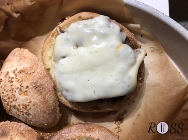 Se desiderate usare il pane, tagliatelo al centro, spalmate su entrambi i lati la maionese o salsa che avete realizzato. Adesso adagiate il vostro burger con il formaggio fuso,