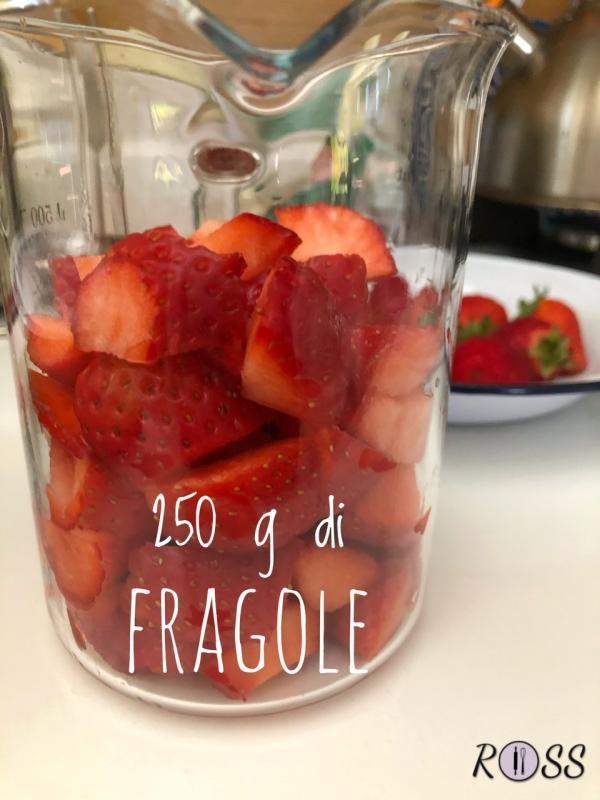 Pulite e tagliate le fragole. 