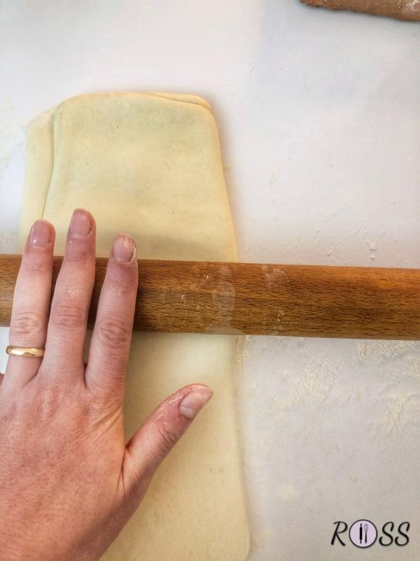 Adesso prendete il panetto e stendetelo su un piano infarinato(dovete creare un rombo), posizionate il panetto di burro freddo di frigo, chiudete i 4 lembi sovrapponendoli. 
Iniziate a stendere il panetto formando un grande rettangolo(30x40).

Adesso piegate un terzo della sfoglia al centro , piegate l'altro terzo della sfoglia sopra il primo.
Avvolgete il panetto ottenuto nella pellicola e ponetelo in frigo per 30 minuti.
