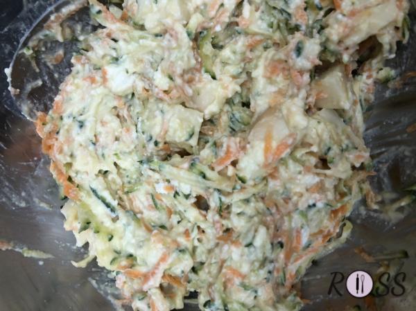 Iniziate a pulire e a grattugiare la zucchina e carota . Unitele m una ciotola insieme alla ricotta, l’uovo, parmigiano e pepe nero e mescolate il tutto