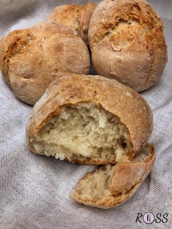 A questo punto rimpastare, dividete la pasta in 3 piccole pagnotte, fate delle incisioni centrali e ponetele su una teglia, rivestita con carta da forno.
Coprite con un canovaccio , ponete la teglia dentro il forno, preriscaldato a 50ºC ma spento (come precedentemente ) e lasciate lievitare almeno un’altra ora.
Trascorso il tempo di lievitazione, potete cuocere  il vostro pane in forno preriscaldato, in modalità statica, a 220° per circa 20 minuti ( il tempo varia in base al forno,quindi controllate che la crosta diventi colorata).Sfornate e lasciate raffreddare senza coprire, per mantenere la croccantezza esterna. 