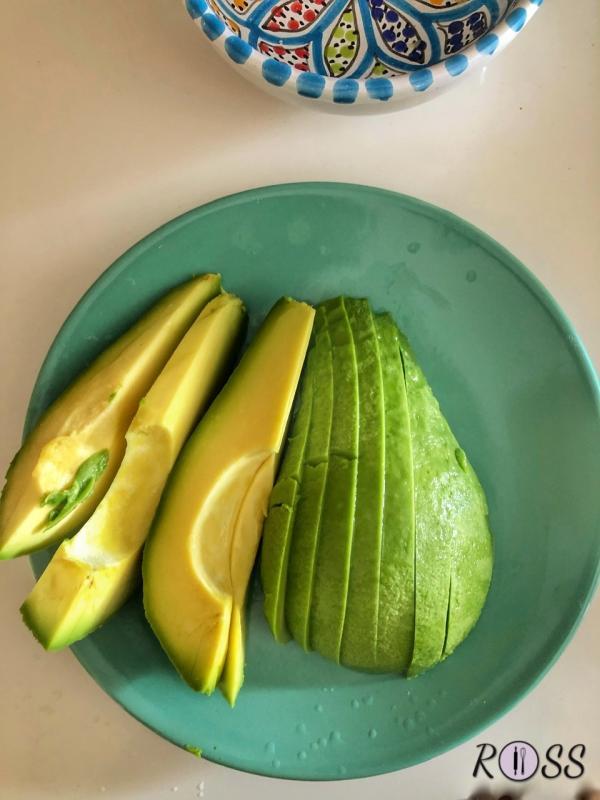 Sbucciate l’avocado maturo e tagliarlo a fettine, bagnarlo con il succo di limone e condirlo con pepe nero e un filo d’olio extravergine di oliva.