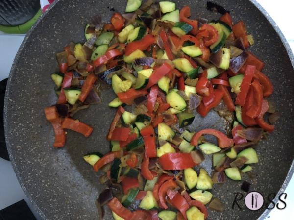 Per prima cosa lessate le patate e cuocete in padella le verdure ridotte a pezzetti. Iniziate dalla cipolla soffritta, poi peperone ed in fine, la zucchina. Aggiungete sale e pepe 