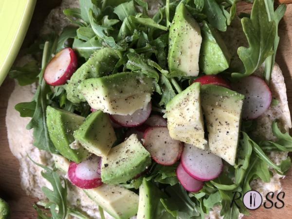 Adesso sbuccia e taglia l'avocado a fette , cospargilo con del succo di limone per non ossidarlo. Adesso ponilo sopra le verdure