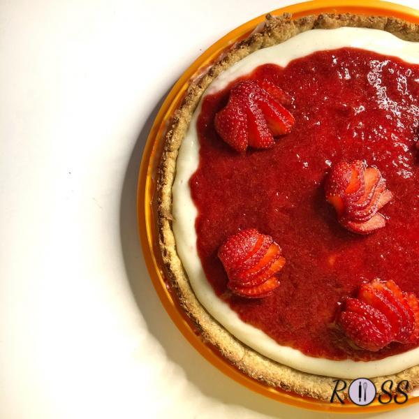 Crostata dietetica con crema pasticcera e marmellata di fragole