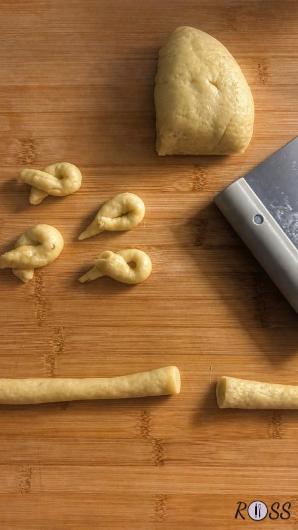 Unisci in una terrina farina, finocchietto e sale.
Mescola con le mani. Adesso unisci il vino ed unisci ad impastare a mano o con una planetaria. Per ultimo aggiungi l’olio e lascialo incorporare del tutto, fino ad ottenere una palla liscia ed omogenea. Copri con una pellicola trasparente e lascia riposare per 30 minuti.