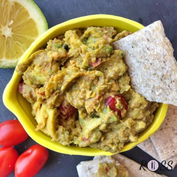 A parte, pulisci e taglia in pezzi molto piccoli i pomodorini. Aggiungili  i pomodori al composto di avocado e limone. Aggiungi un piccolissimo peperoncino tritato oppure qualche goccia di tabasco. 
Assaggia per capire se aggiungere altro sale e peperoncino, dopodiché trasferisci il tuo guacamole rivisitato in una ciotola da portata ed accompagna con dei crostini 