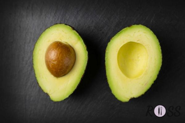 Per prima cosa taglia in 2 un avocado ben maturo.