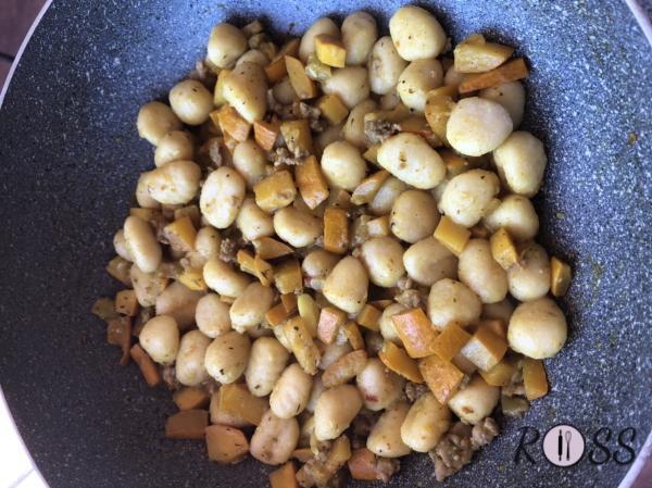 Quando le zucchine saranno arrivati a metà cottura, elimina l’aglio ed aggiungi tutte le spezie, le erbe acromatiche ed il manzo tritato. Cuoci del tutto. Assaggia ed aggiungi del sale se è necessario. Quando gli gnocchi saranno cotti, scolali ed aggiungili in padella. Amalgamali con il condimento. Spegni il fuoco e servi. 
Bon Appetit