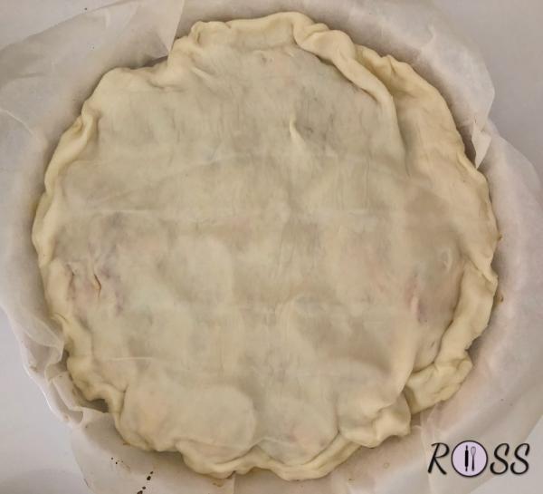 E con un gesto veloce adagia la pasta sui pomodorini, cercando di incastonare bene il bordo