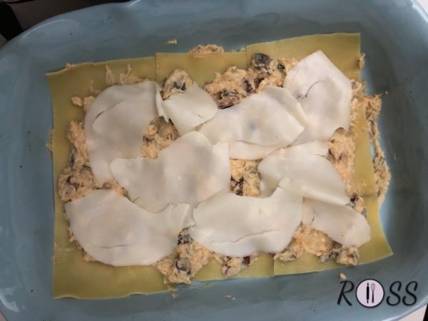 Se hai delle lasagne fresche non ti resta che condirle con il composto ottenuto e la provola affumicata, creando tre strati. L’ultimo strato dovrà essere di crema alla zucca, provola e parmigiano reggiano. Se hai le lasagne secche, sbollentale in pentola con dell’acqua.
A questo punto accendi il forno, modalità ventilata, a 180°C, per circa 15 minuti o quando si creerà la classica crosticina, gli ultimi 3 minuti alza la temperatura a 200°C