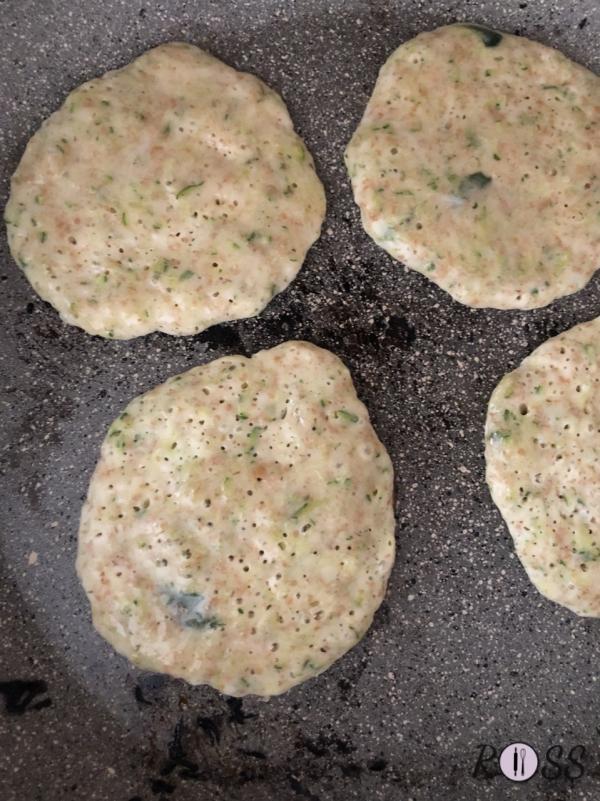 Prendi una padella antiaderente e larga e spalma qualche goccia d’olio di oliva con della carta assorbente.
Accendi il fornello. Quando la padella sarà bollente, aggiungi il composto per ottenere dei piccoli pancakes 