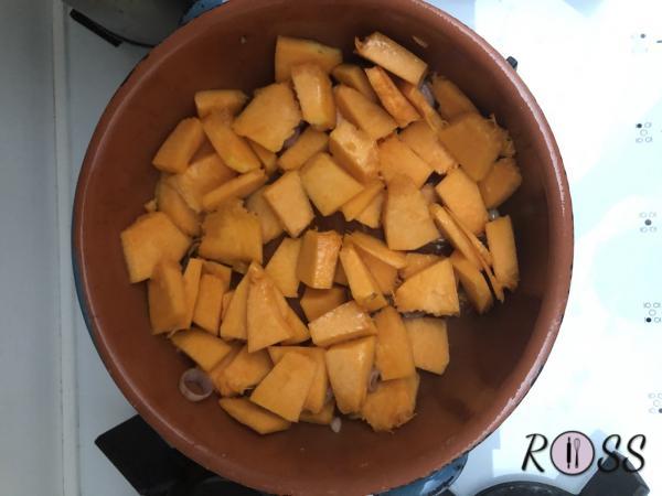 Per prima cosa tmonda e taglia a tocchetti la zucca. Falla cuocere in pentola con coperchio, dopo aver soffritto uno scalogna. Aggiungi un po’ di acqua durante la cottura e del sale.