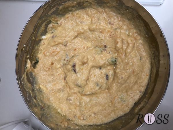 Quando sarà cotta, frullarla con il mixer ad immersione e trasferisci il composto nella ciotola contenente la ricotta. Aggiungi anche i pomodorini secchi tagliati in piccoli pezzi, precedentemente conditi con olio evo e basilico 