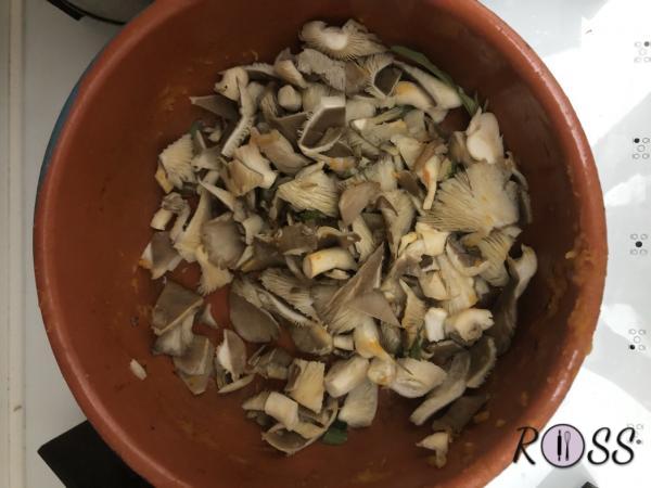 Nel tegame dove prima hai cotti la zucca, unisci dell’olio evo e cuoci con coperchio i tuoi funghi ridotti a tocchetti . Aggiungi sale e pepe nero.