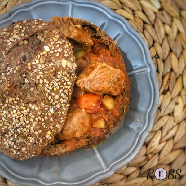 Gulash in crosta di pane