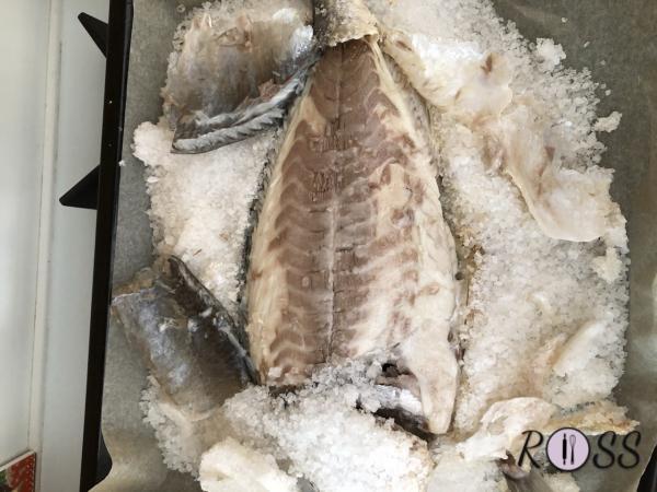 Appena il forno sarà arrivato alla giusta temperatura, inforna il pesce in crosta per 30 minuti. Trascorso il tempo, sforna ed inizia a “scrostarlo” avendo cura a non riempirlo di sale