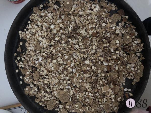 Appena il forno sarà arrivato alla giusta temperatura poni il muesli su una teglia rivestita con carta forno ed inforna per circa 10-15 minuti.