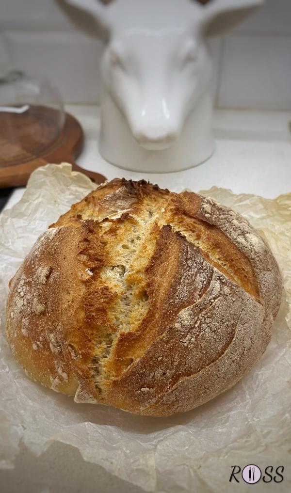 Terminato il tempo, estrai il tuo pane dal forno e lascia raffreddare del tutto, ponendolo su una griglia . In questo modo eviterai che si creerà condensa sulla base del pane.