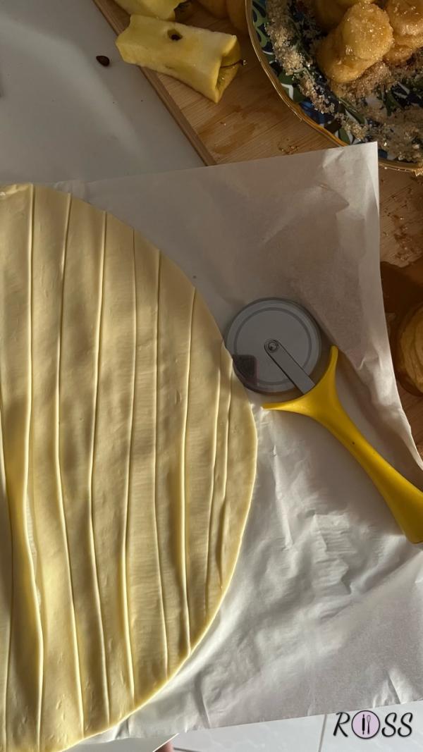 Inizia a sistemare il tuo piano da lavoro: prendi due piatti dove dividerai equamente i 300 gr di zucchero e la cannella. 
Subito dopo prendi la pasta sfoglia e crea tante striscioline che ti serviranno per ricoprire le tue ciambelline.
