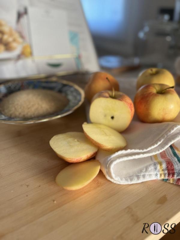 Inizia ad affettare le mele, mantenendo la buccia(se non la tolleri, eliminala) . Per ogni mela dovrai ottenere, circa, 4 fette( foto)