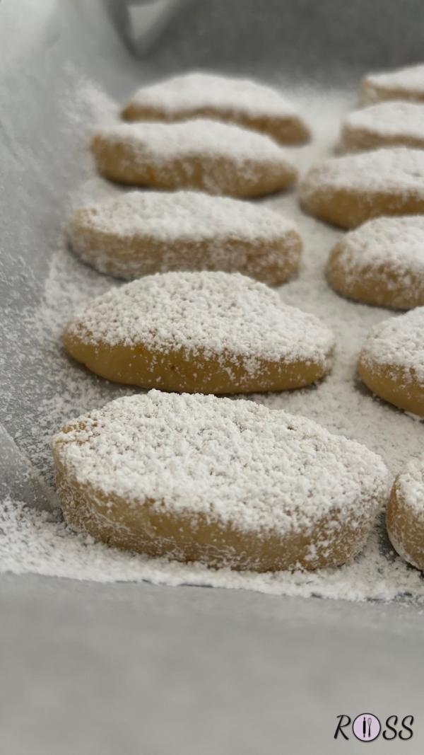 Man mano che realizzi i ricciarelli trasferiscili in una teglia foderata con carta forno.
Prima di infornare, inumidisci leggermente, con poche gocce d'acqua (una per ogni biscotto) la superficie dei ricciarelli (aiutati con le dita) e poi spolverala con abbondante zucchero a velo ( i biscotti devono essere totalmente ricoperti).