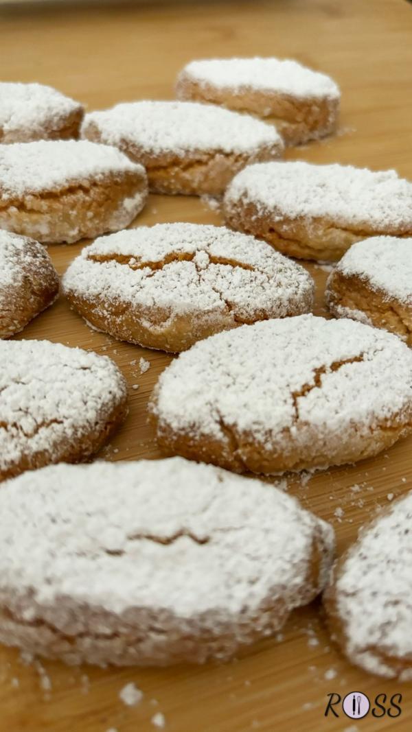 Inforna per 20 minuti, nella parte centrale del forno ( considera che il tempo varia in base al forno, quindi minuti in più o minuti in meno). Non devono cuocere troppo. Si dovrà ottenere la classica crepa di zucchero in superficie.
Una volta sfornati risulteranno morbidi, quindi attendi che raffreddino del tutto prima di trasferirli su un vassoio. 

I ricciarelli si conservano perfettamente per circa 1 mese, chiusi in una scatola di latta o in una biscottiera chiusa ermeticamente.

Possono essere dei perfetti ed originali doni da regalare.