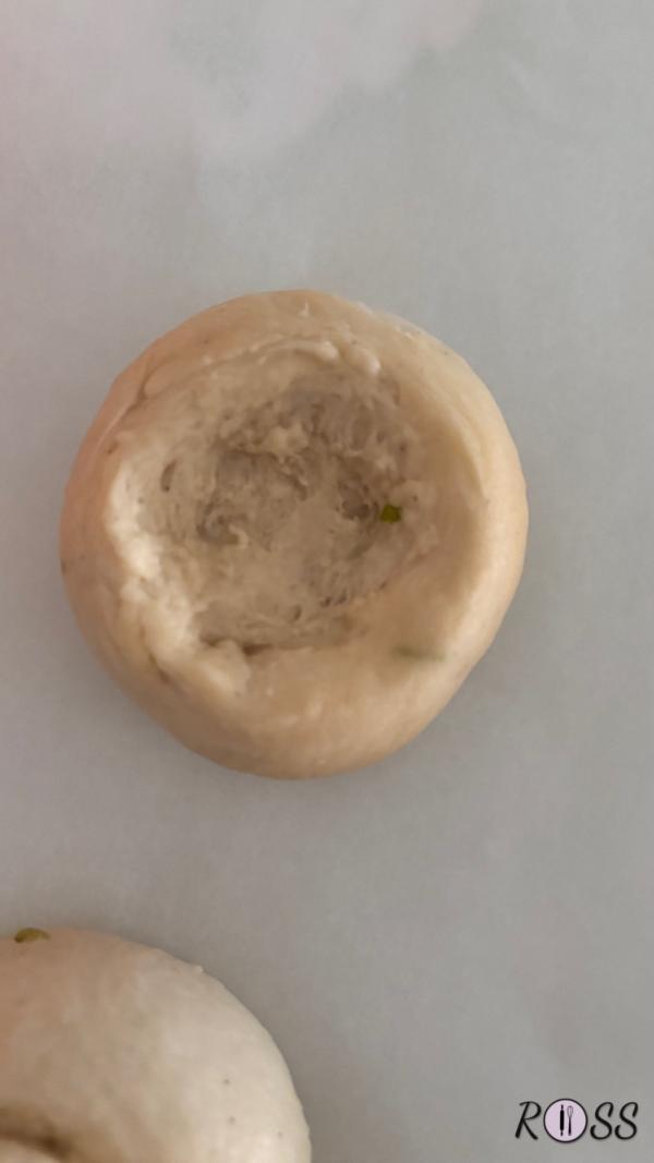 Adesso, con l'aiuto di un piano liscio, crea delle sfere omogenee. In quella più grande crea un piccolo avvallamento con le dita.
