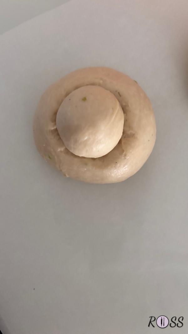 Adesso poni dentro la sfera più piccola, sigillandola bene.
Dopo aver creato 10 brioches, lasciale lievitare in un ambiente caldo per due ore, coperte da un canovaccio.
Adesso avranno raggiunto il doppio del volume.
Spennella delicatamente la loro superficie con un uovo sbattuto ed un pò di latte.
Inforna per 25 minuti a 180°, in forno statico, con un contenitore in acciaio pieno di acqua, posto sulla parte bassa del forno.